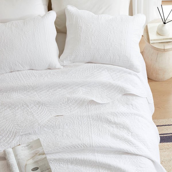 Madison Park Tuscany 3 Piece Reversible Scalloped Edge Quilt Set in White, King/Cal King MP13-1038 - Image 3