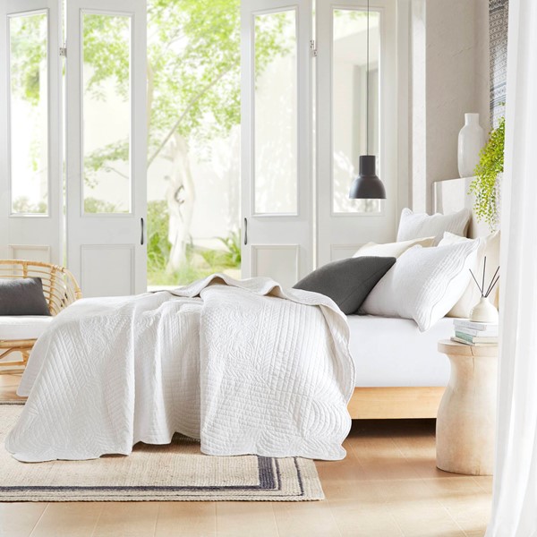 Madison Park Tuscany 3 Piece Reversible Scalloped Edge Quilt Set in White, King/Cal King MP13-1038 - Image 2