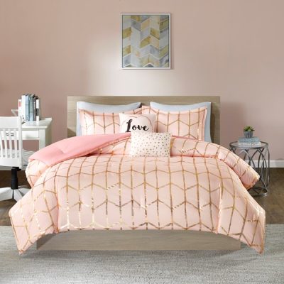 Intelligent Design Raina 100% Polyester Brushed Microfiber Printed Comforter Set in Blush/Gold, King/Cal King TT10-0011