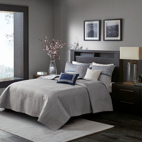 Madison Park Rhapsody 6 Piece Reversible Jacquard Quilt Set with Throw Pillows in Navy, King/Cal King MP13-7424 - Image 5