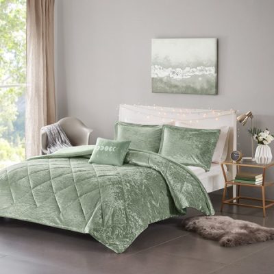 Intelligent Design Felicia Velvet Duvet Cover Set with Throw Pillow in Green, King/Cal King ID12-2417