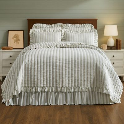 Finders Keepers Ruffled King Quilt 106Wx97L
