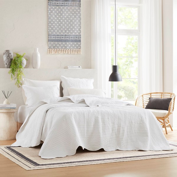 Madison Park Tuscany 3 Piece Reversible Scalloped Edge Quilt Set in White, King/Cal King MP13-1038 - Image 4