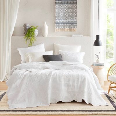 Madison Park Tuscany 3 Piece Reversible Scalloped Edge Quilt Set in White, King/Cal King MP13-1038