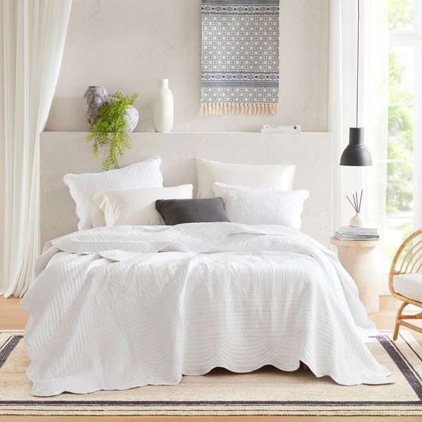 Madison Park Tuscany 3 Piece Reversible Scalloped Edge Quilt Set in White, King/Cal King MP13-1038