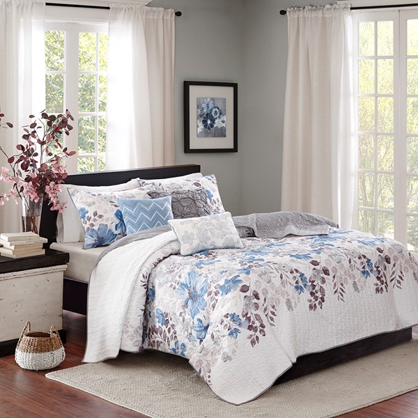 Madison Park Luna 6 Piece Printed Quilt Set with Throw Pillows in Blue, King/Cal King MP13-2121