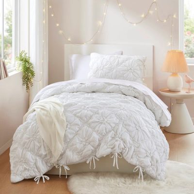 Intelligent Design Lily Comforter Set in White, Twin ID10-2476