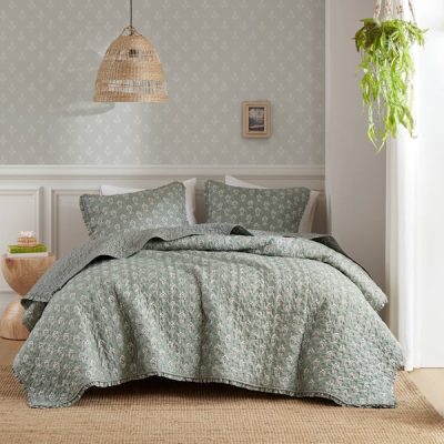 Madison Park Linwood Ruffle Printed Quilt Set in Sage Green, Queen MP13-8876