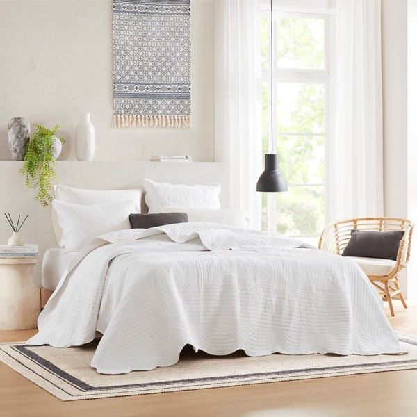 Madison Park Tuscany 3 Piece Reversible Scalloped Edge Quilt Set in White, King/Cal King MP13-1038 - Image 5