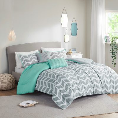 Intelligent Design Nadia Comforter Set in Aqua, Twin/Twin XL ID10-231