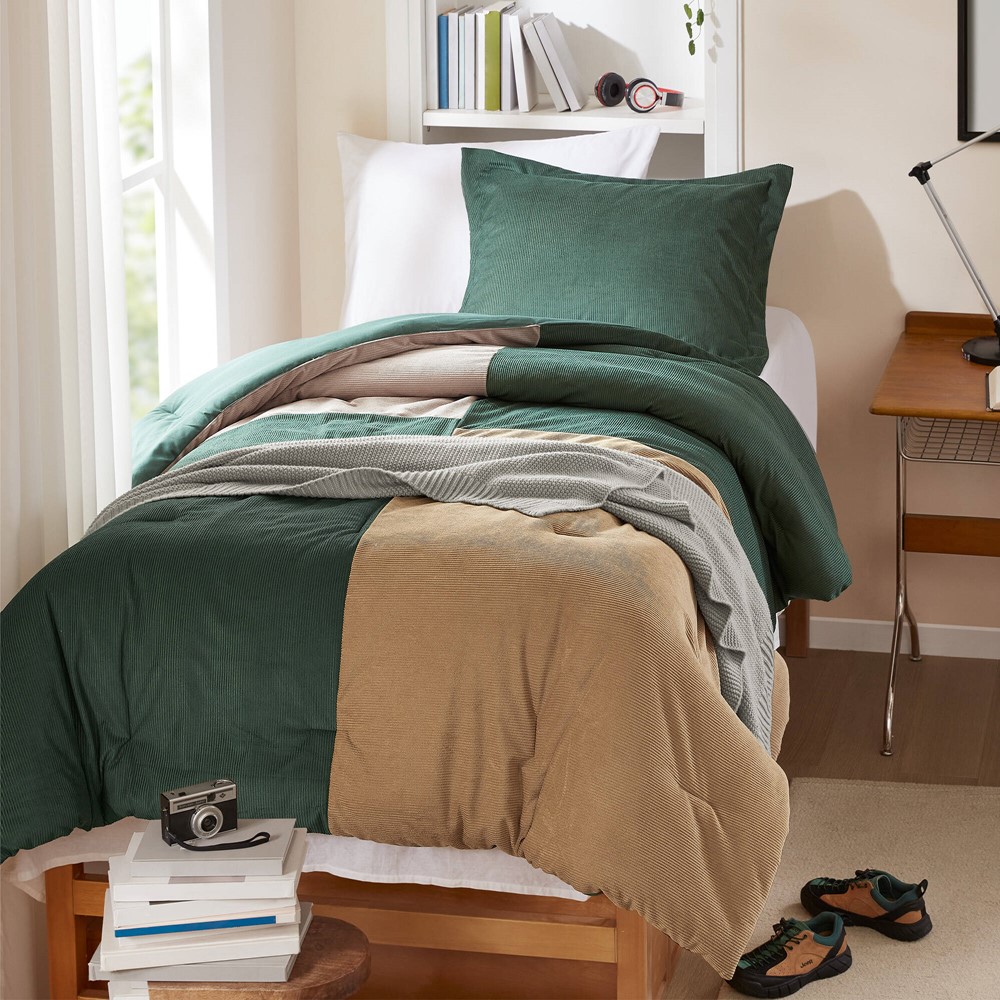 Intelligent Design Stafford Comforter Set in Green, Twin/Twin XL ID10-2523